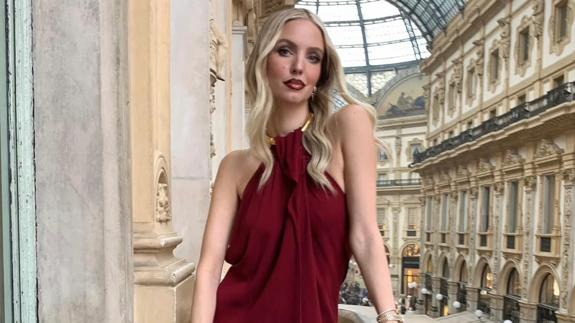 La influencer Leoni Hanne con vestido rojo.