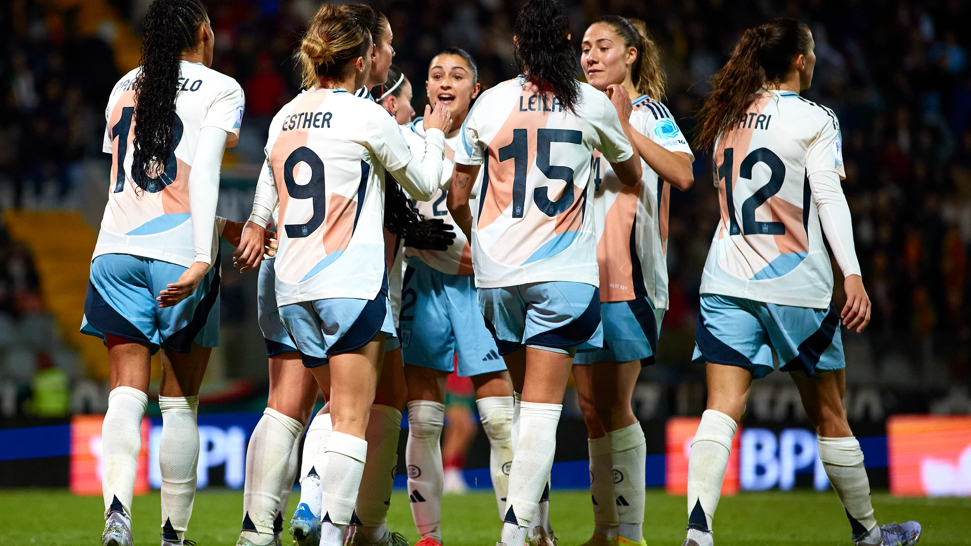 PAÇOS DE FERREIRA (PORTUGAL), 04/04/2025.- Las jugadoras de la selección española celebran unos de los goles tras anotar ante Portugal durante el partido de la jornada 3 de la Liga de Naciones Femenina UEFA entre Portugal y España, este viernes en el estadio da Mata Real de Paços de Ferreira (Portugal). EFE/RFEF/David Aliaga SOLO USO EDITORIAL SOLO DISPONIBLE PARA ILUSTRAR LA NOTICIA QUE ACOMPAÑA (CRÉDITO OBLIGATORIO)