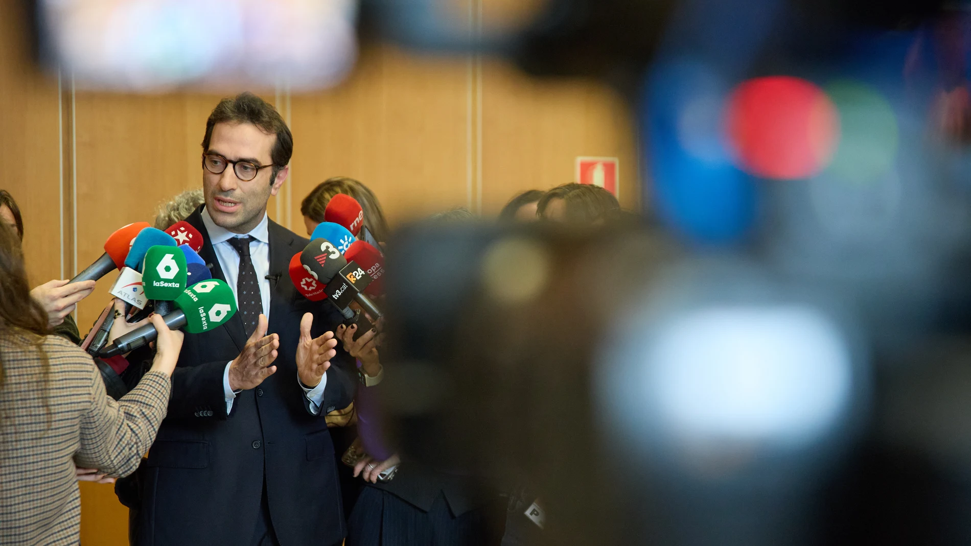 El ministro de Economía, Comercio y Empresa, Carlos Cuerpo, atiende a los medios de comunicación en el Ministerio de Economía, Comercio y Empresa, a 4 de abril de 2025, en Madrid (España). El ministro ha mantenido hoy reuniones con los portavoces de varios de los grupos parlamentarios en el Congreso en el marco del diálogo del Plan de Respuesta y Relanzamiento Comercial. Según Cuerpo, "el Gobierno hará un seguimiento diario, una red de protección inicial y van a convocar a las CC.AA para ver ...
