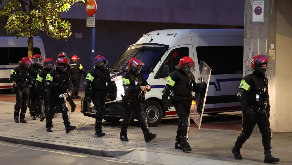 5 detenidos y 4 ertzainas heridos en los altercados por el desalojo de un edificio okupado