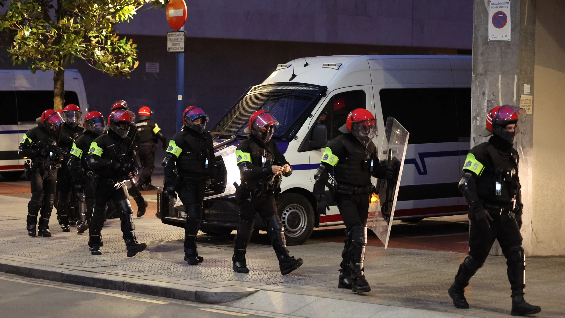 BILBAO, 04/04/2025.- Cinco personas han sido detenidas y cuatro agentes de la Ertzaintza han sufrido heridas esta noche en los enfrentamientos con jóvenes manifestantes en el entorno del gaztetxe Etxarri, un centro social okupado en el barrio bilbaíno de Rekalde, cuyo desalojo por orden judicial está previsto para este viernes. EFE/ Luis Tejido