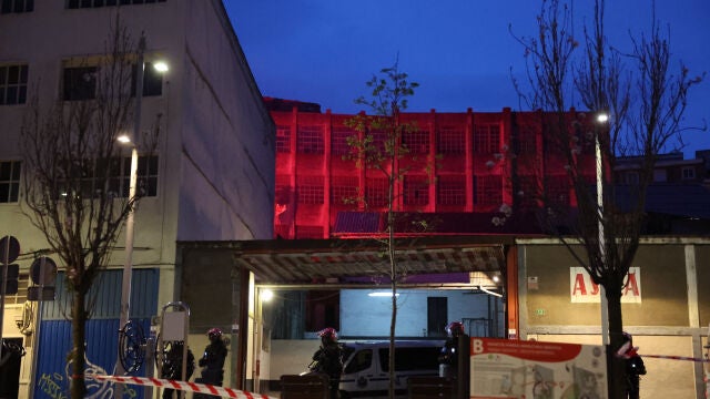5 detenidos y 4 ertzainas heridos en los altercados por el desalojo de un edificio okupado