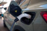 Coche eléctrico cargando