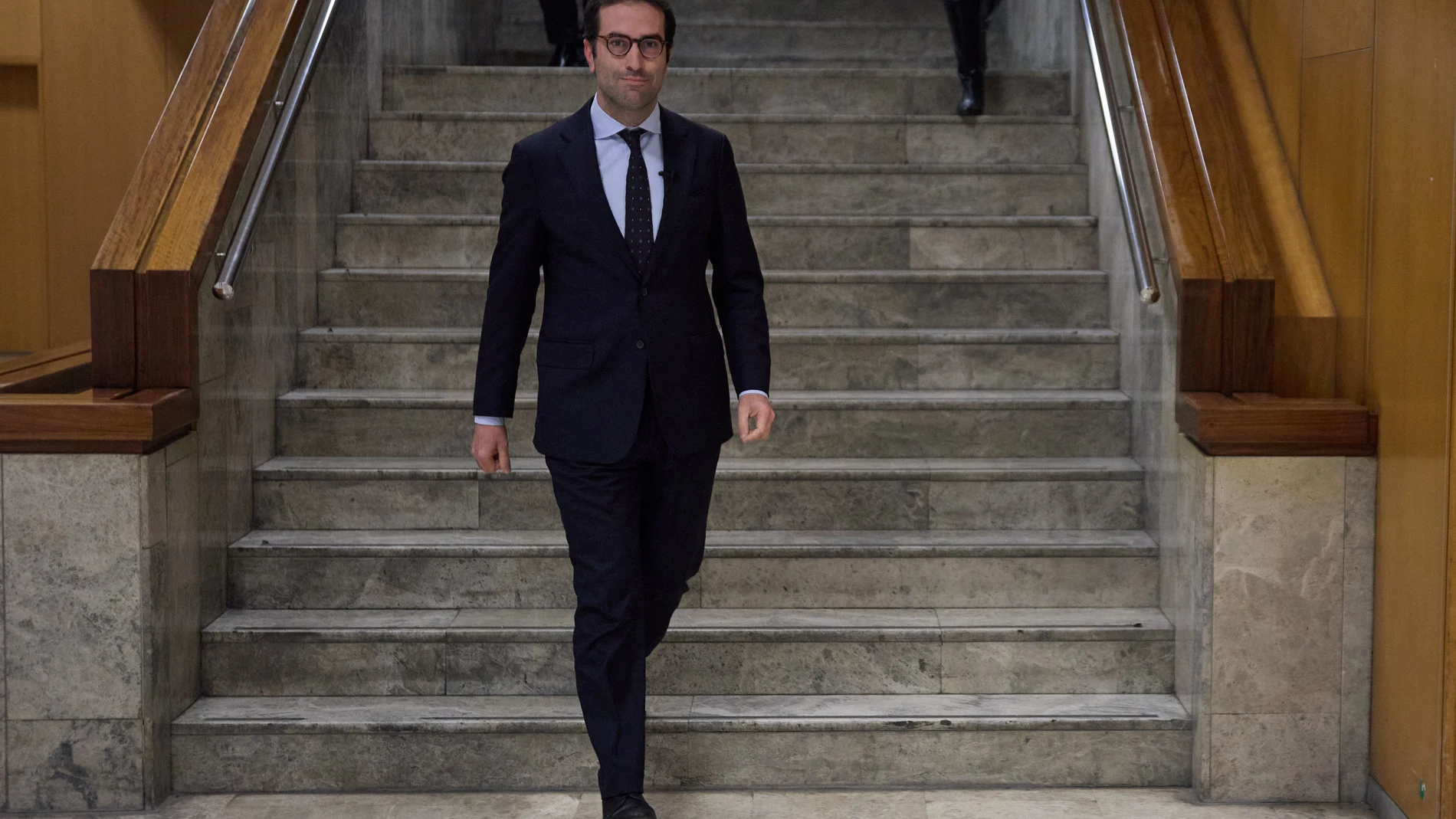 El ministro de Economía, Comercio y Empresa, Carlos Cuerpo, a su llegada a una comparecencia ante los medios de comunicación en el Ministerio de Economía, Comercio y Empresa, a 4 de abril de 2025, en Madrid (España). El ministro ha mantenido hoy reuniones con los portavoces de varios de los grupos parlamentarios en el Congreso en el marco del diálogo del Plan de Respuesta y Relanzamiento Comercial. Según Cuerpo, "el Gobierno hará un seguimiento diario, una red de protección inicial y van a co...