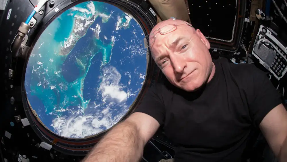 Scott Kelly dentro de la cúpula de la estación espacial