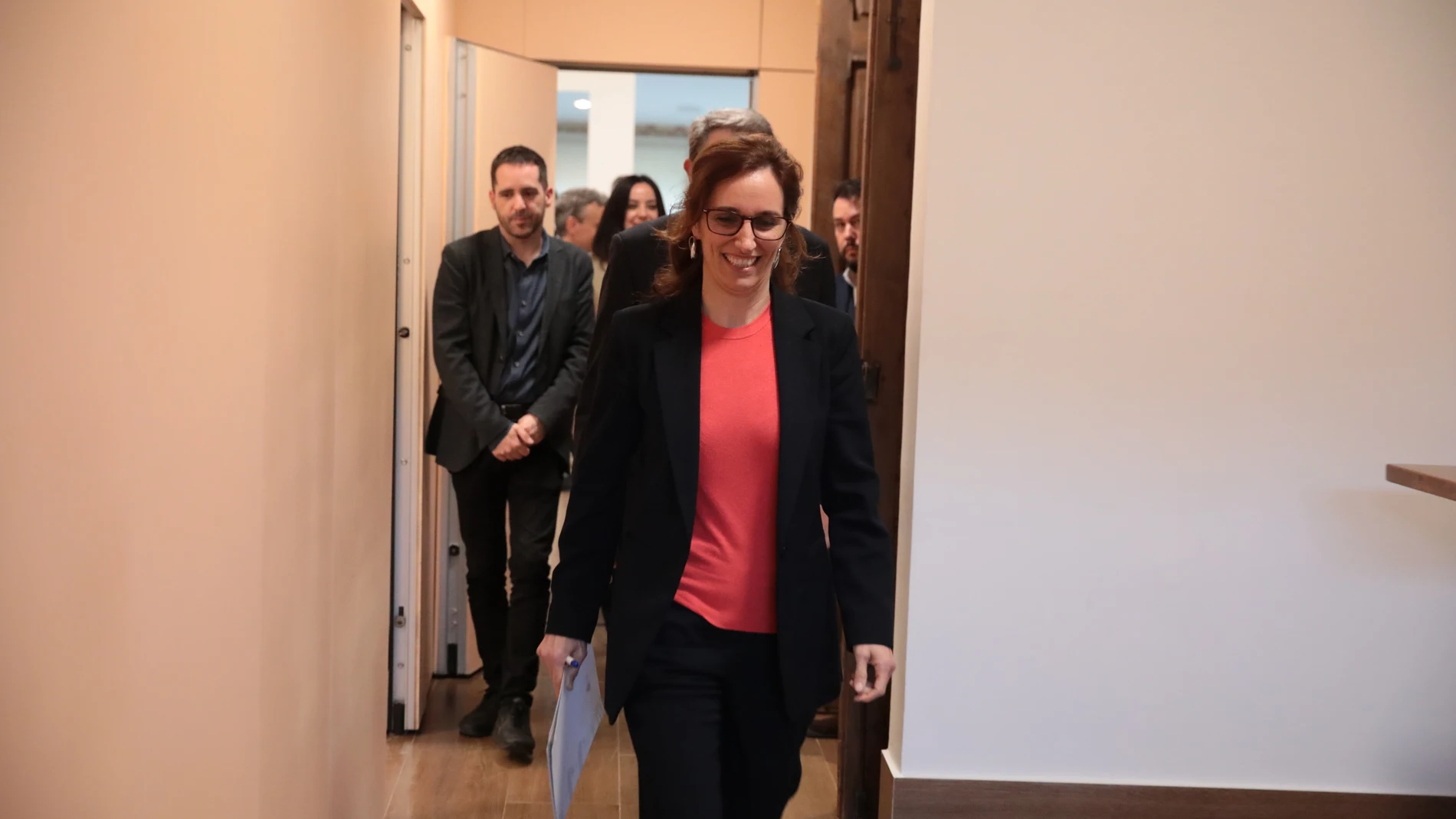 La ministra de Sanidad, Mónica García, llega a una rueda de prensa tras el Consejo Interterritorial del Sistema Nacional de Salud (CISNS), en el Hotel Cigarral Santa María, a 4 de abril de 2025, en Toledo, Castilla y León (España). El Ministerio de Sanidad y las comunidades autónomas han acordado en el Consejo Interterritorial de Salud el Plan de Salud Mental 2025-2027, que estará dotado con 39 millones de euros. 04 ABRIL 2025;SALUD;CISNS;TOLEDO;SALUD MENTAL Juanma Jiménez / Europa Press 0...