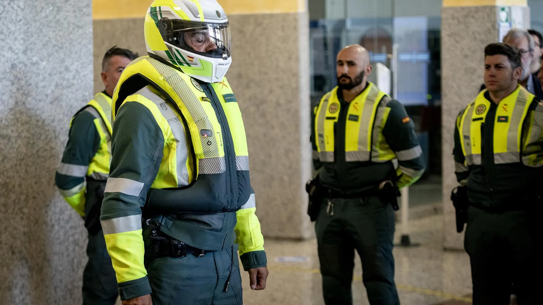 MADRID.-La Guardia Civil de Tráfico volverá a distribuir los chalecos airbags tras solucionar fallos de activación involuntaria