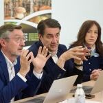 Suárez-Quiñones durante la reunión con los alcaldes de la zona Las Batuecas, en Salamanca
