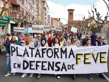 Reciente manifestación en León para que los trenes de Feve vuelvan a llegar al centro de la ciudad Reciente manifestación en León para que los trenes de Feve vuelvan a llegar al centro de la ciudad