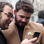 Gabriel Rufián mirando el teléfono de un compañero