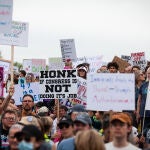 Decenas de miles de estadounidenses salen a la calle contra las políticas de Trump: "¡No es mi presidente!"