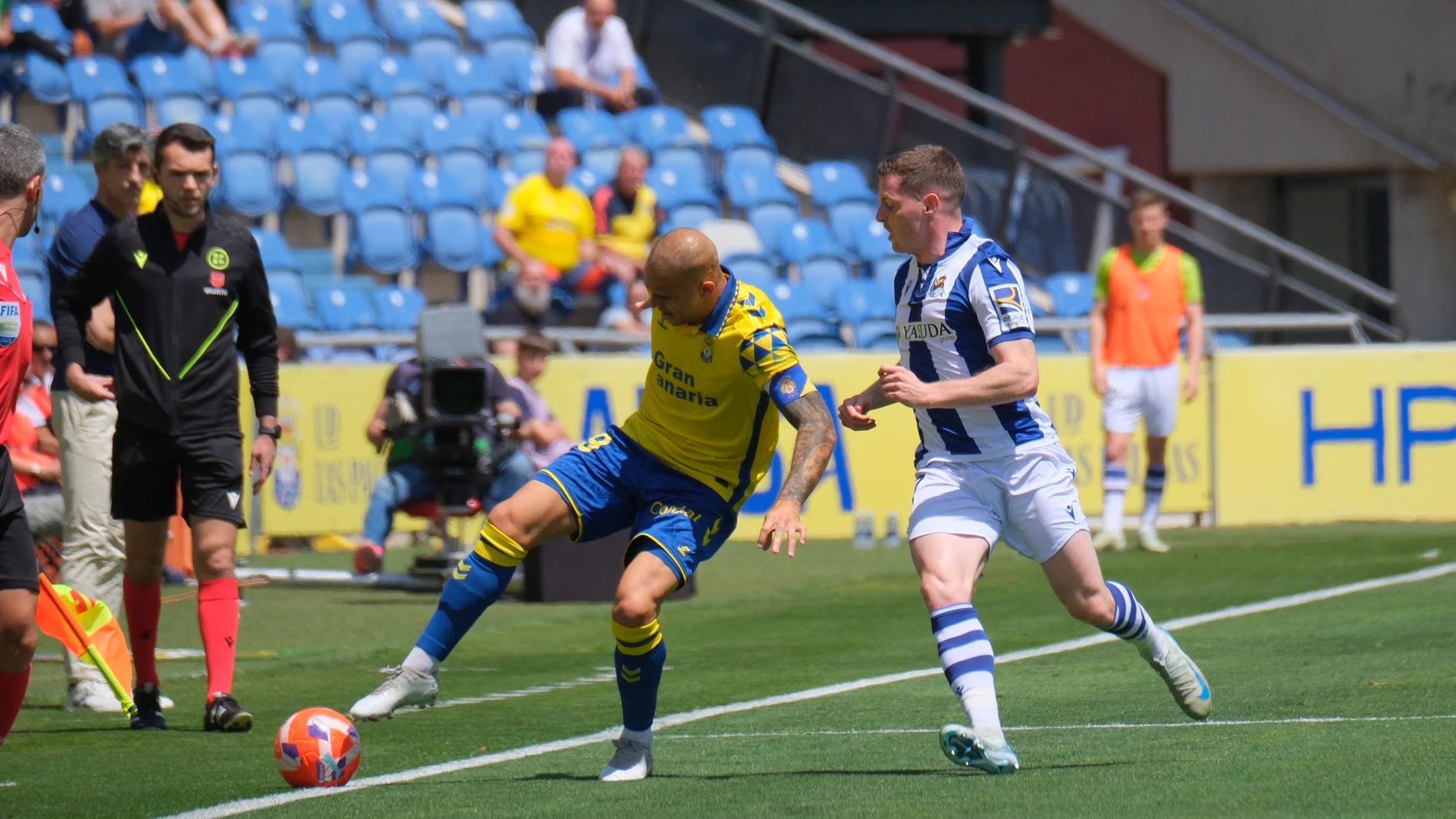 LAS PALMAS DE GRAN CANARIA, 06/04/2025.- Sandro (i) de la UD Las Palmas y Sergio Gómez de la Real Sociedad en acción durante el partido de LaLiga disputado este domingo en el estadio de Gran Canaria en Las Palmas. EFE/ Angel Medina G.