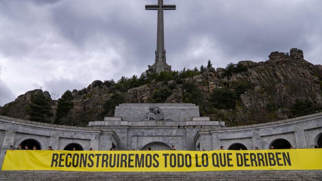 Revuelta despliega una pancarta en Cuelgamuros en protesta por su "resignificación"