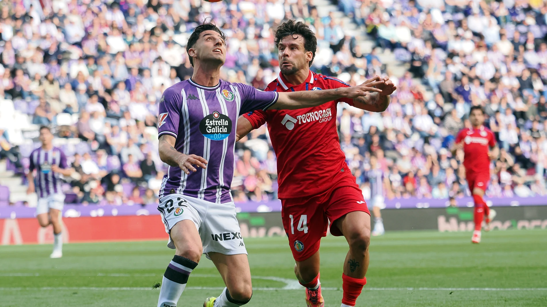 VALLADOLID, 06/04/2025. El defensa brasileño del Valladolid, Lucas Rosa (i), disputa el balón ante el centrocampista del Getafe, Bernat, durante el encuentro correspondiente a la jornada 30 de Laliga EA Sports que disputan hoy domingo Valladolid y Getafe en el estadio José Zorrilla, en Valladolid. EFE/R. GARCIA.