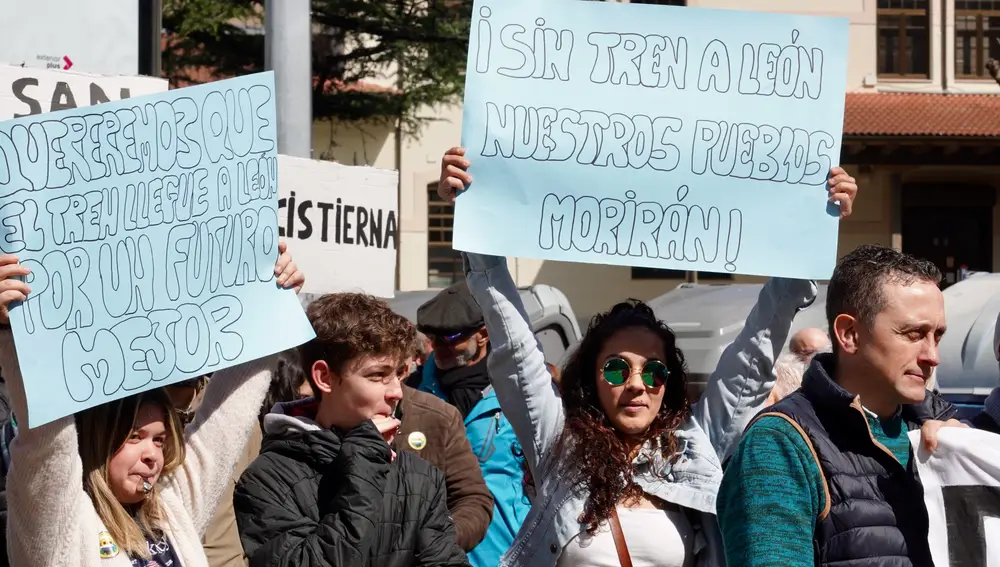 Manifestantes en defensa del tren de Feve por las calles de León