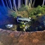 Sucesos.- Tres jóvenes resultan heridos en Totana al caer el vehículo en el que viajaban por un terraplén