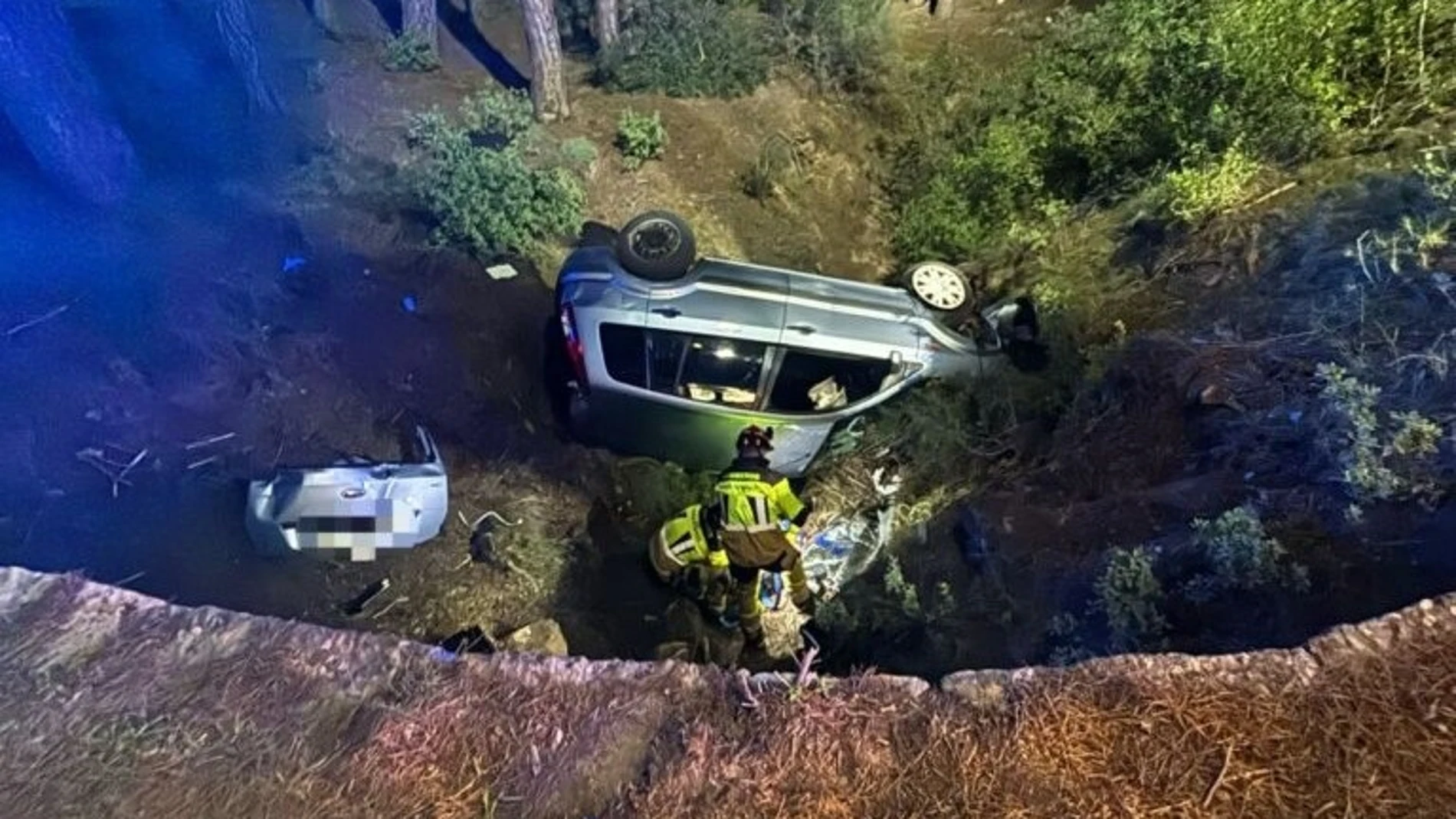 El vehículo en el que viajaban las tres jóvenes REMITIDA / HANDOUT por BOMBEROS CEIS Fotografía remitida a medios de comunicación exclusivamente para ilustrar la noticia a la que hace referencia la imagen, y citando la procedencia de la imagen en la firma 06/04/2025