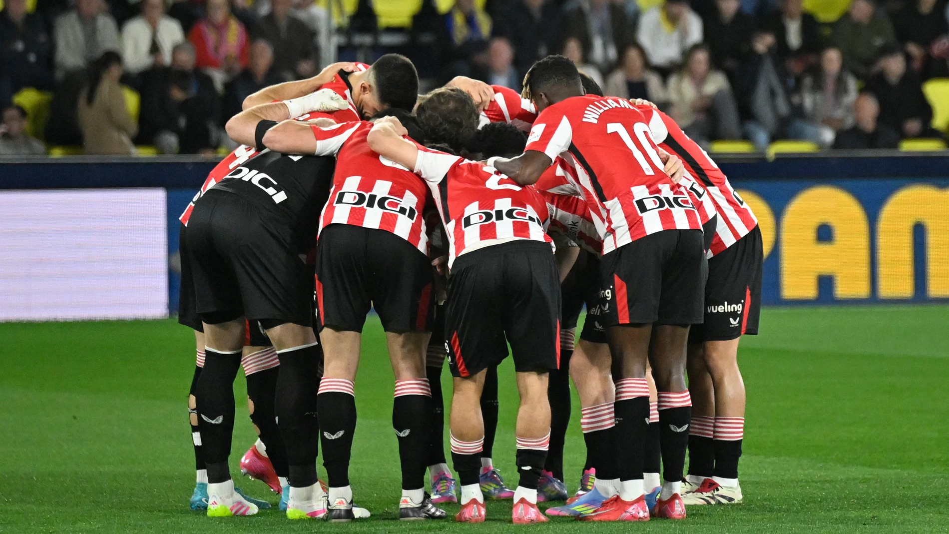 VILLARREAL (CASTELLÓN), 06/04/2025.- Los jugadores del Athletic Club momentos antes del encuentro correspondiente a la jornada 30 de Laliga EA Sports que disputan hoy domingo Villarreal y Athletic Club en el estadio de La Cerámica, en la localidad castellonense. EFE / Andreu Esteban.