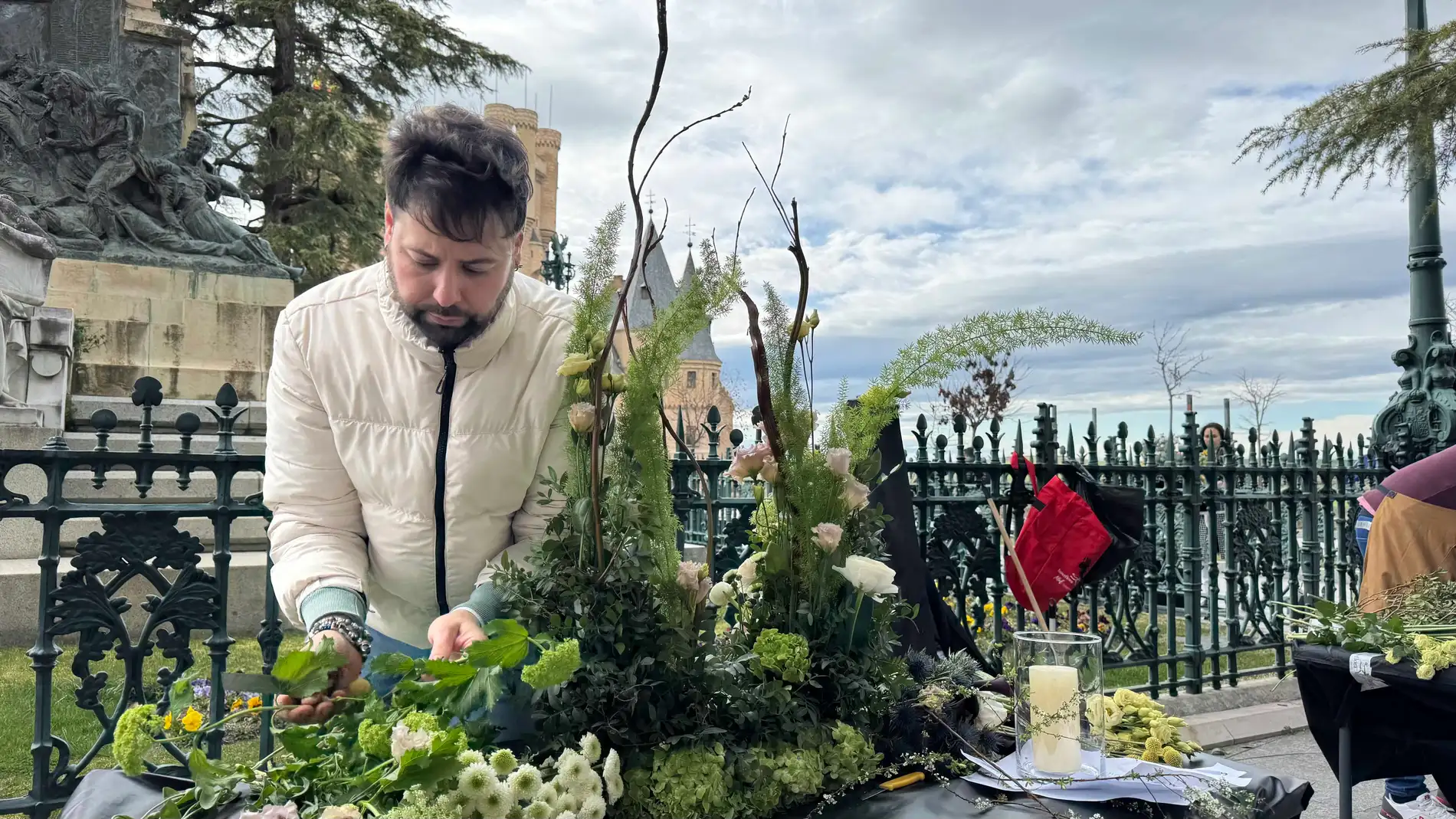 Samuel Flores Montero, de Badajoz, gana el Certamen Mejor Artesano Florista (MAF) 2025 en una Segovia florecida de talento