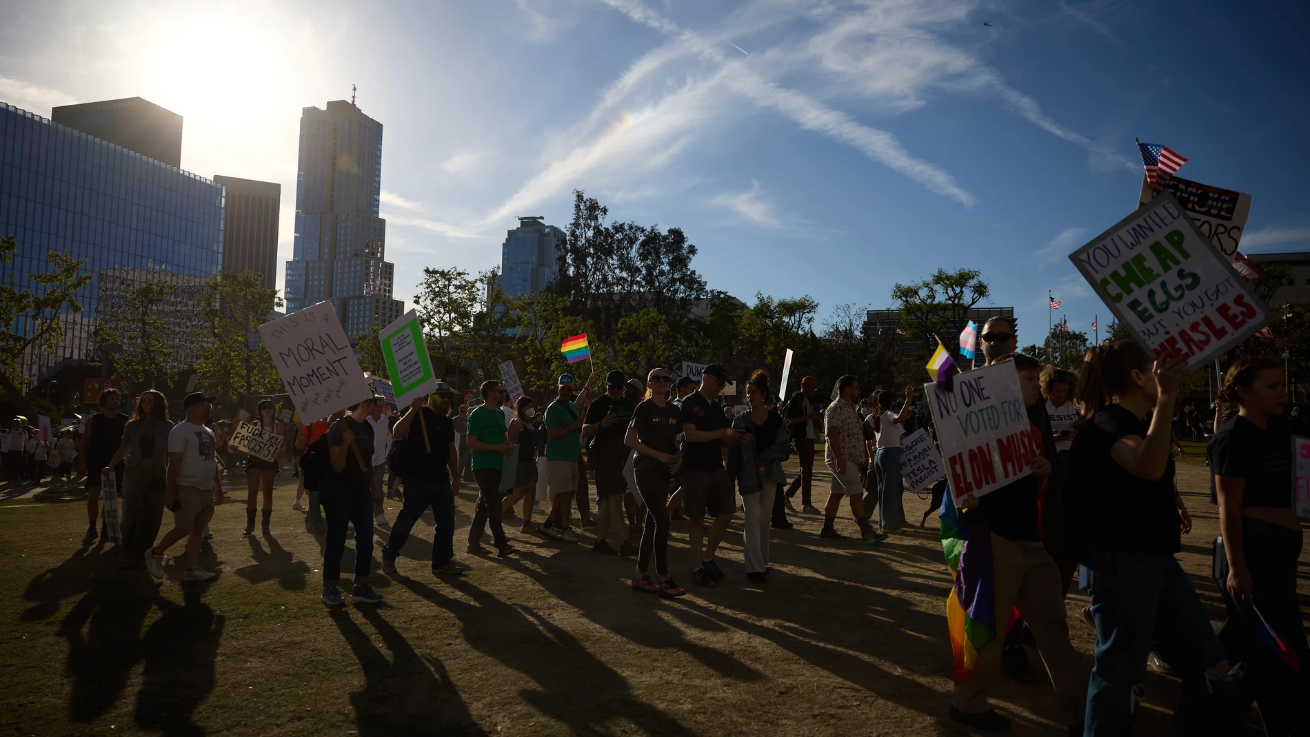 Los Angeles (United States), 06/04/2025.- People march during a protest against President Trump and his policies in Los Angeles, California, USA, 05 April 2025. Protests took place across the country against the US president on 05 April. (Protestas) EFE/EPA/ALLISON DINNER