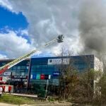 Bomberos trabajan para sofocar las llamas en el concesionario