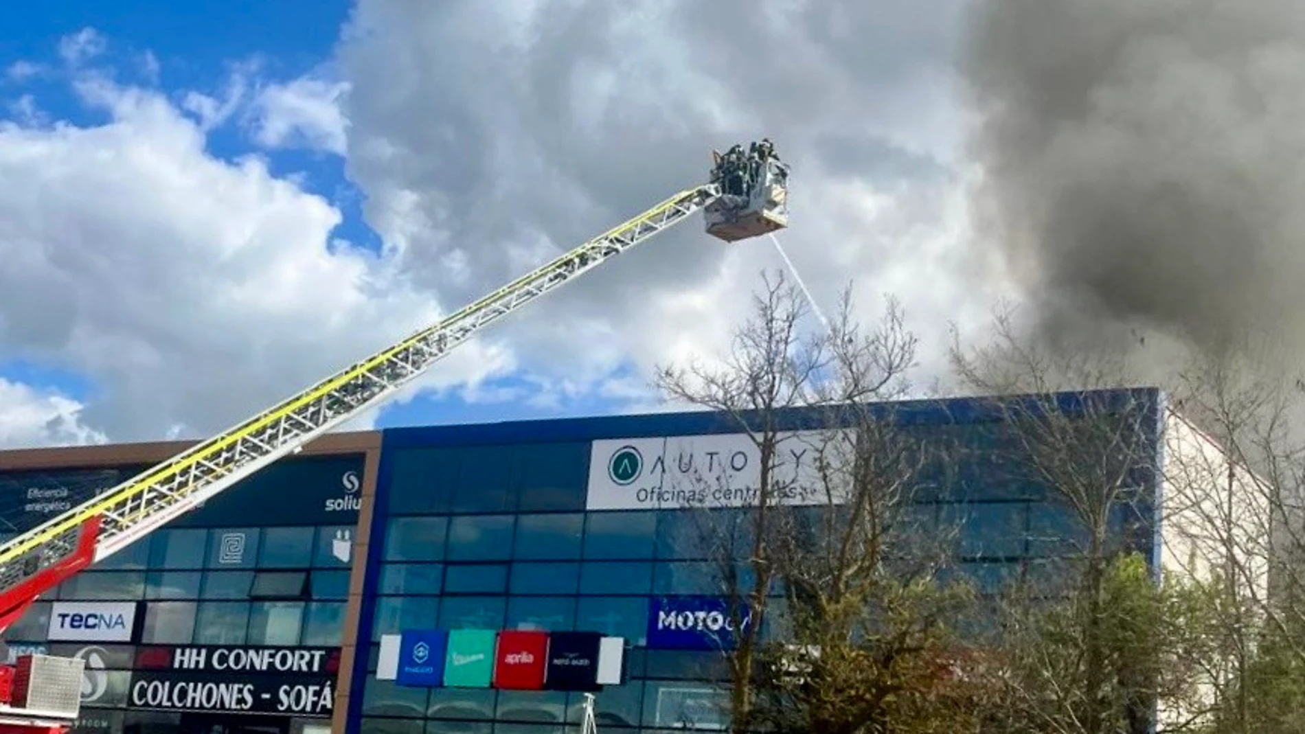 Bomberos trabajan para sofocar las llamas en el concesionario