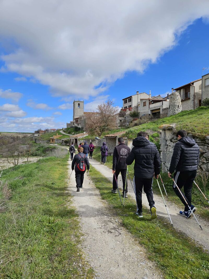 Participantes de la marcha nórdica por los alrededores de Canalejas de Peñafiel