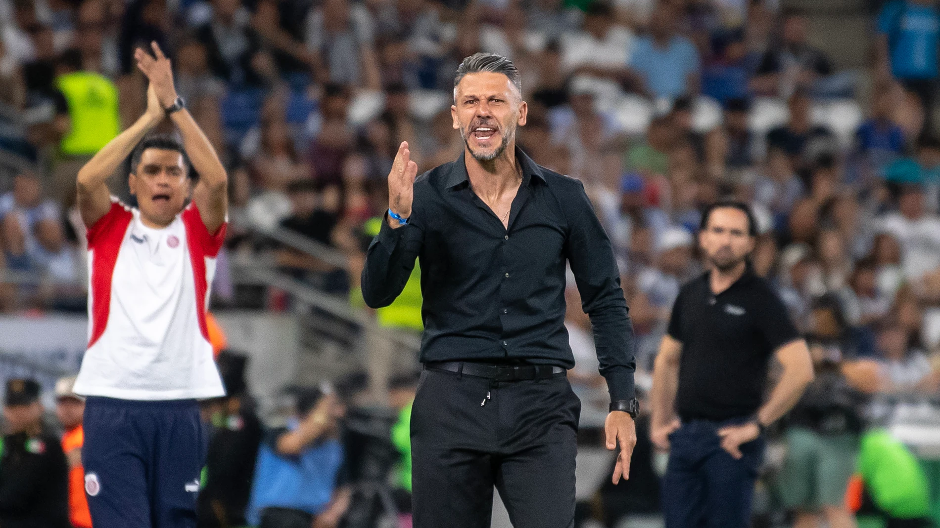 AME6083. MONTERREY (MÉXICO), 05/04/2025.- El director técnico de Monterrey, Martin Demichelis, reacciona este sábado, durante un partido del torneo Clausura 2025 entre Monterrey y Guadalajara en el estadio BBVA en Monterrey (México). EFE/ Miguel Sierra
