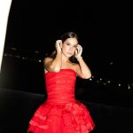María Pombo con vestido en rojo.