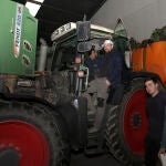 Estancia formativa en la explotación agrícola de Jesús Revilla(I) en Autilla del Pino (Palencia),en la imagen junto a los alumnos, Alberto López(2D) y Guillermo Gallardo(