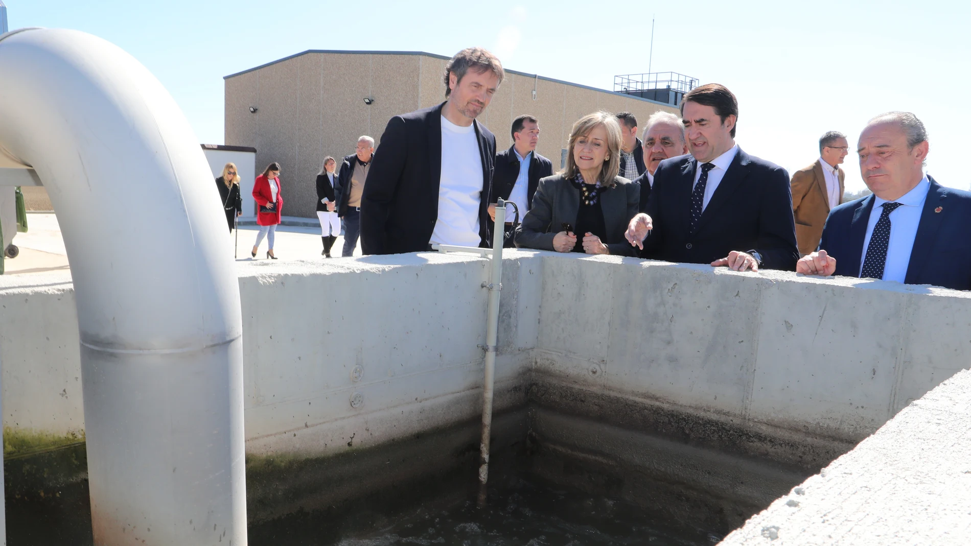 Suárez-Quiñones visita la nueva depuradora de Grijota en compañía del alcalde Jesús Ángel Tapia,
