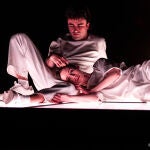 Elena Rivera e Itzan Escamilla, en 'El efecto' (Teatros del Canal)