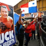 Sindicados protestan en Panamá por la visita de Peter Hegset al país