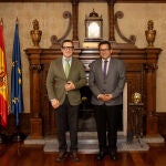 Convenio de colaboración suscrito hoy por el rector de la Usal, Juan Manuel Corchado, y su homólogo en la universidad colombiana, Fabio Hernando Arias Orozco