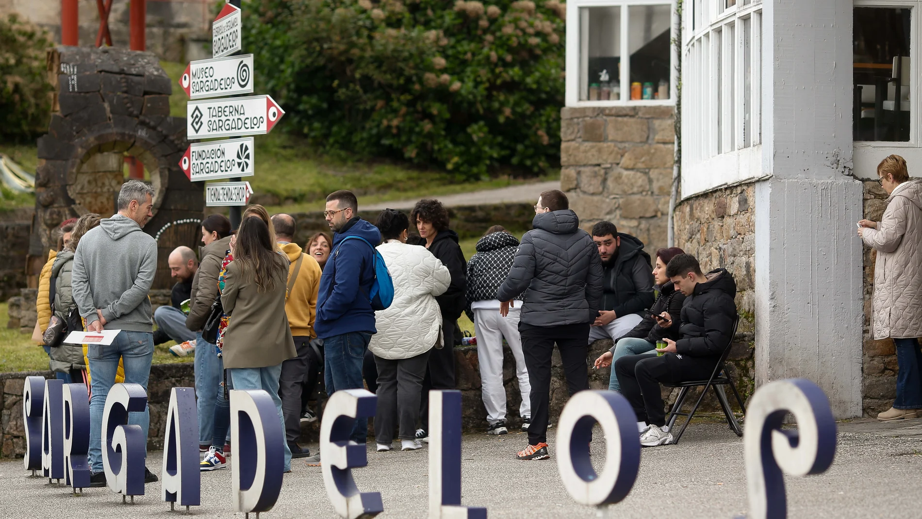 Un grupo de más de 30 trabajadores continúa a las puertas de la factoría Sargadelos, sin acceder a sus puestos de trabajo, a 8 de abril de 2025, en Cervo, Lugo, Galicia (España). A pesar del acuerdo alcanzado a última hora de ayer lunes entre la fábrica de cerámica Sargadelos y la Xunta de Galicia para el reinicio de la actividad en la planta, los trabajadores continúan en las puertas de Sargadelos a la espera de recibir información.08 ABRIL 2025;CERÁMICA;FÁBRICA;ACUERDO;Carlos Castro / E...