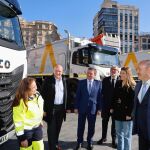 González Gago, Jesús Julio Carnero, Raquel Alonso y Alejandro García conversan con una operaria del servicio de limpieza de Valladolid