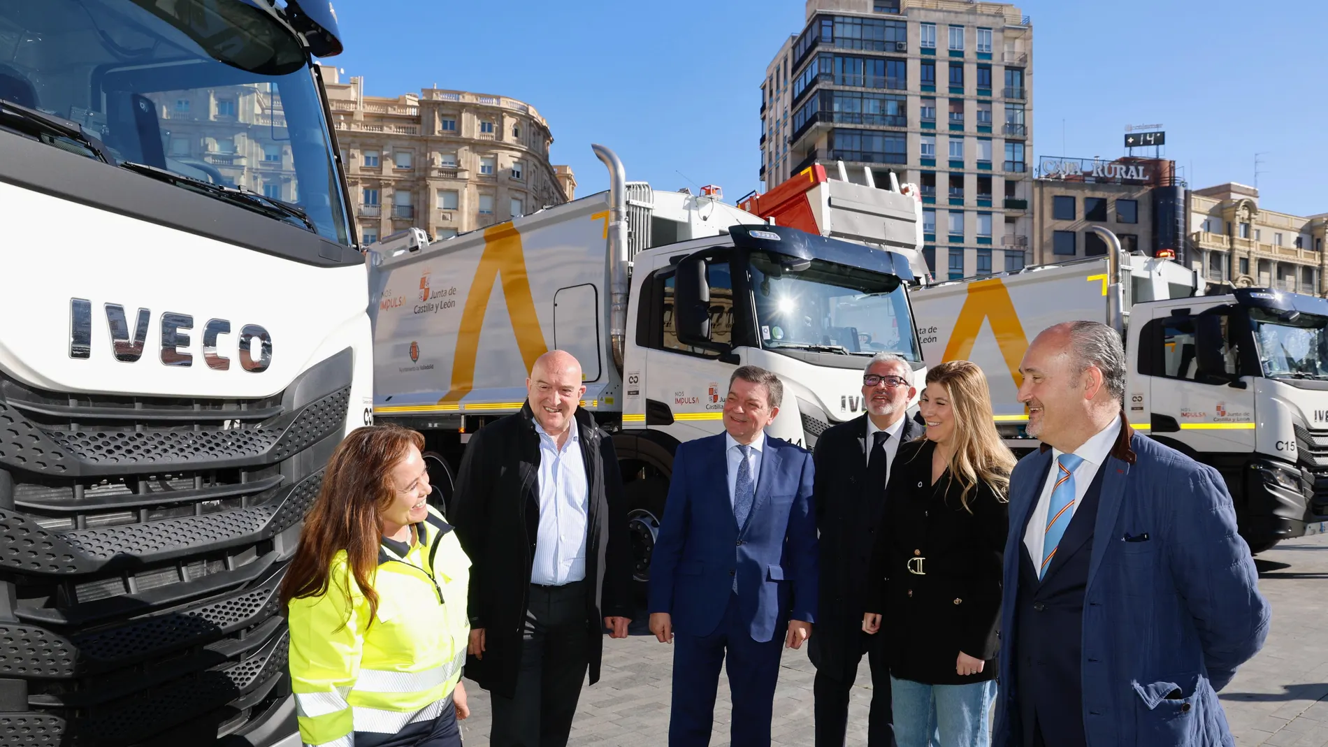 González Gago, Jesús Julio Carnero, Raquel Alonso y Alejandro García conversan con una operaria del servicio de limpieza de Valladolid