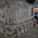 Descubren altar con murales teotihuacanos en antigua ciudad maya de Tikal, en Guatemala