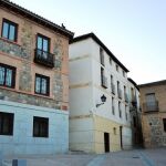 Un autobús desata el caos en el Casco Histórico de Toledo al quedarse atrapado en una de sus calles