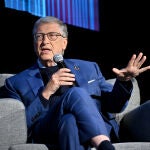 La inteligencia artificial debe reducir la distancia social y de acceso a la medicina, según Gates