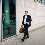 Lars Klingbeil, colíder de los socialdemócratas alemanes, acude a la sede de la CDU durante las negociaciones de coalición