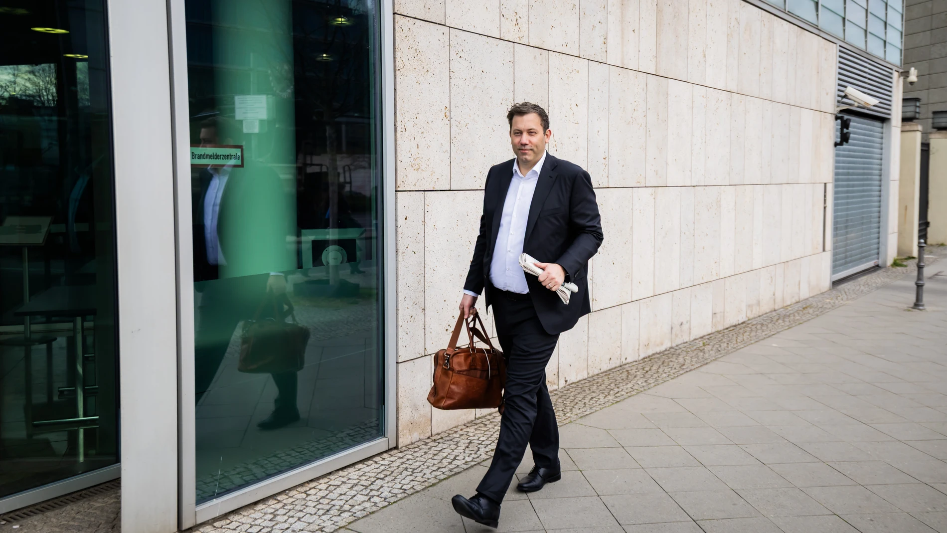 BERLIN (Germany), 08/04/2025.- Social Democratic Party (SPD) co-leader Lars Klingbeil enters the Christian Democratic Union (CDU) party headquarters, the Konrad-Adenauer-Haus, in Berlin, Germany, 08 April 2025.The Christian Democratic Union (CDU), Christian Social Union (CSU), and Social Democratic Party (SPD) continue their coalition negotiations. (Alemania) EFE/EPA/CHRISTOPH SOEDER