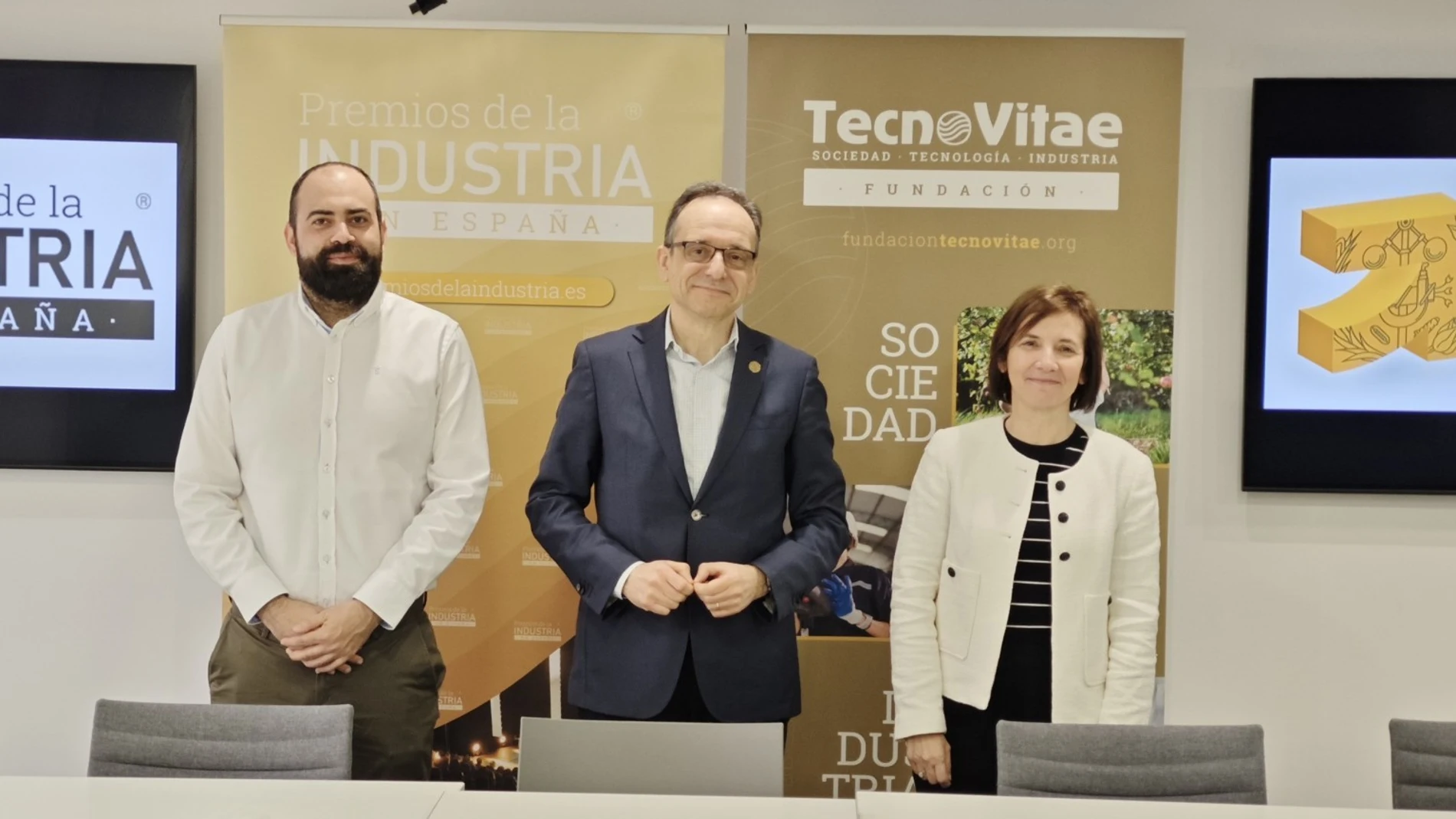 Javier Escribano, director general de Fundación TecnoVitae, Azucena Pérez, secretaria de TecnoVitae, y Álvaro Prieto, gestor de proyectos de la fundación, presentan los premios