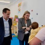 Isabel Blanco junto a Conrado Íscar visitan el centro "Crecemos" de Pollos