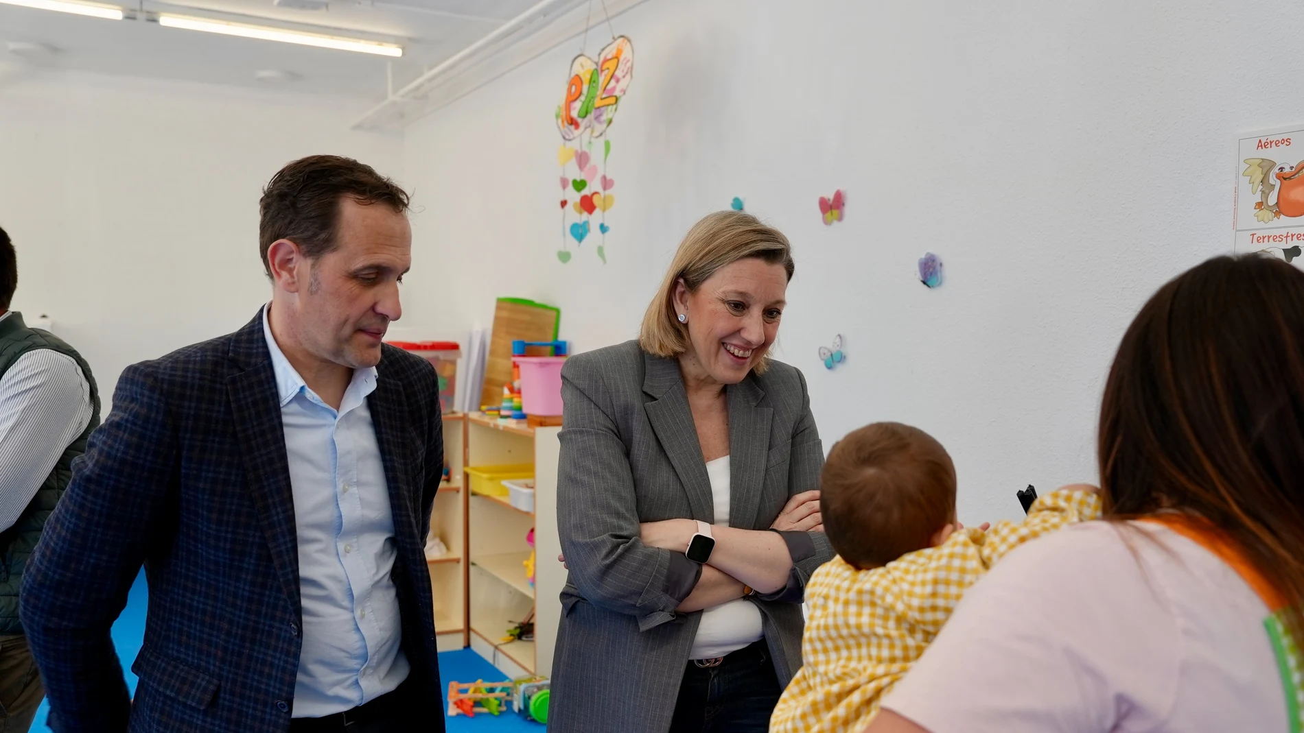 Isabel Blanco junto a Conrado Íscar visitan el centro "Crecemos" de Pollos