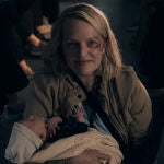 La incansable June (Elisabeth Moss) volverá a levantarse contra Gilead una vez más
