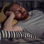 Si necesitas tener la televisión encendida para dormir, esto es lo que dice la psicología de ti