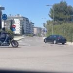 Un Uber circula marcha atrás en una rotonda en Ibiza: vuelven las infracciones de las VTC con la temporada turística