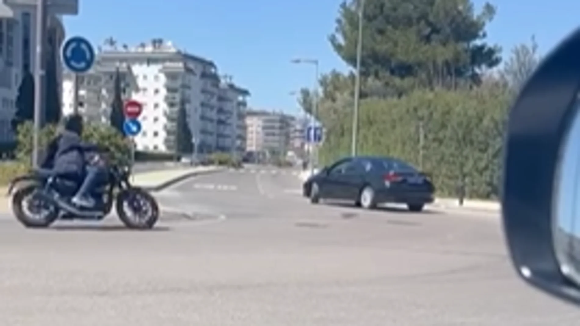 Un Uber circula marcha atrás en una rotonda en Ibiza: vuelven las infracciones de las VTC con la temporada turística