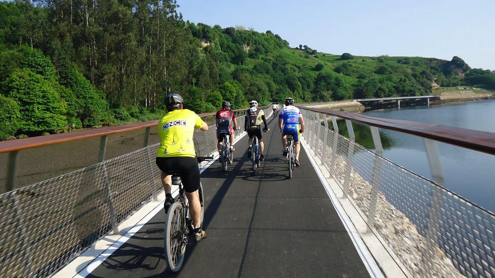 La mejor senda ciclista al borde de la costa para disfrutar en familia en Cantabria